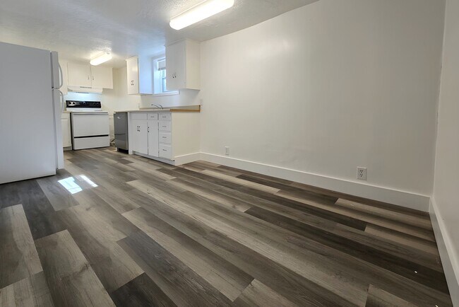 Building Photo - Newly Renovated, Clean & Bright 2 Bedroom, 1 Bathroom Apartment for Rent in Shelley - Washer/Drye...