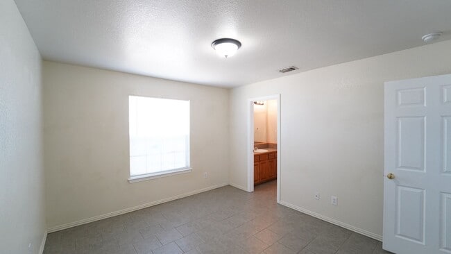 Building Photo - FOR LEASE! Duplex - 3 BR - 2 BA - Duplex in Peaster ISD