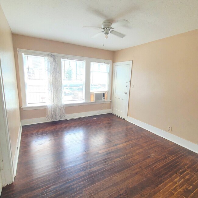 Building Photo - 4414 Woodside St