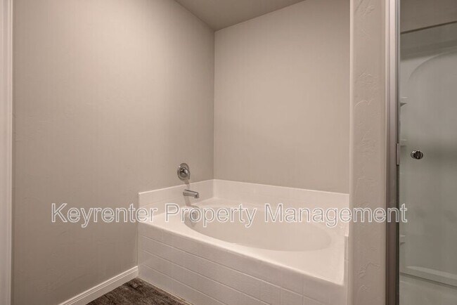 Building Photo - 1612 Maroon Dr