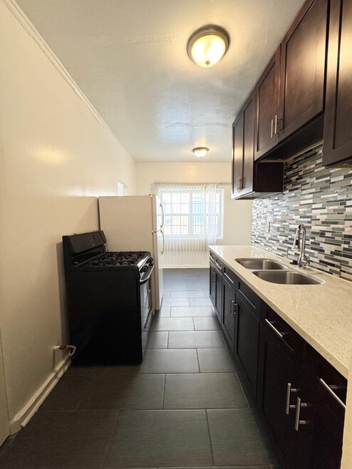 Building Photo - 636 N Plymouth Blvd