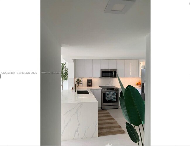 Building Photo - 2555 Collins Ave
