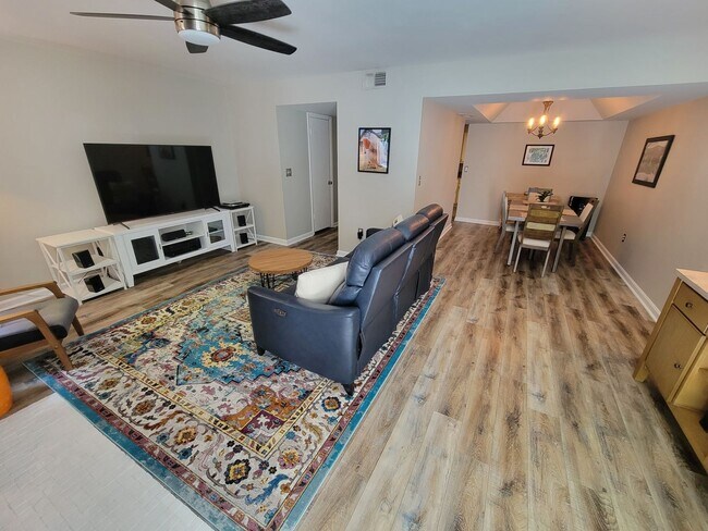 Building Photo - 2 Bed, 2.5 Bath Condo Available in Greenville