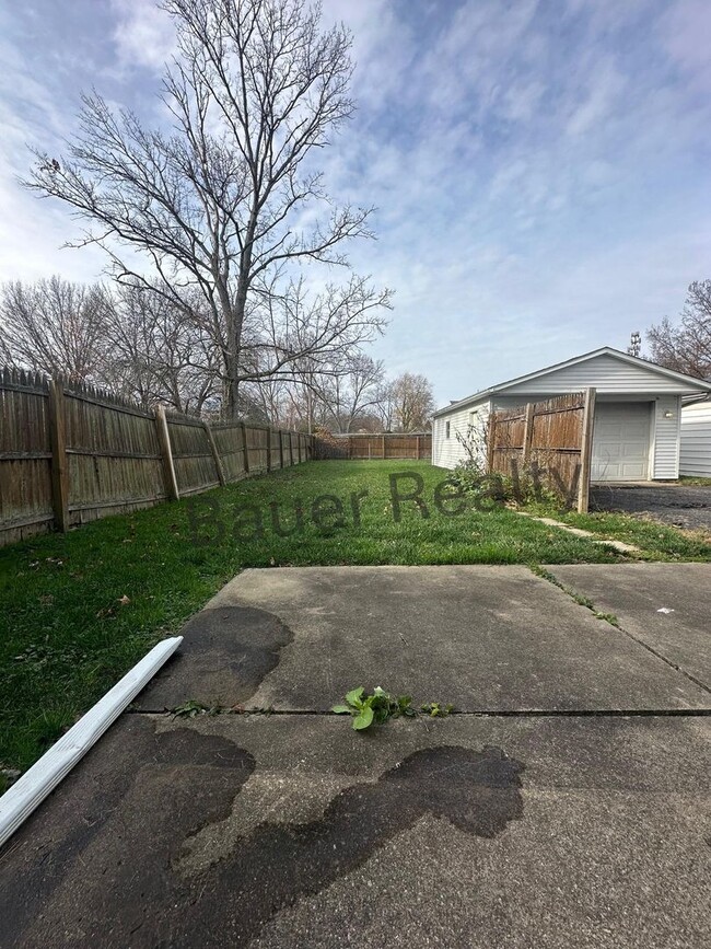 Building Photo - Three Bedroom Home