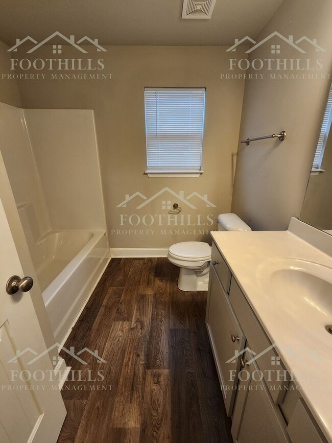 Building Photo - 104 David St