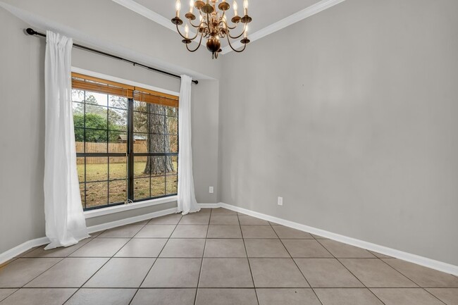 Building Photo - 125 N Chestnut Dr