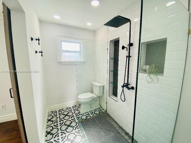 Building Photo - 828 SW 43rd Ave