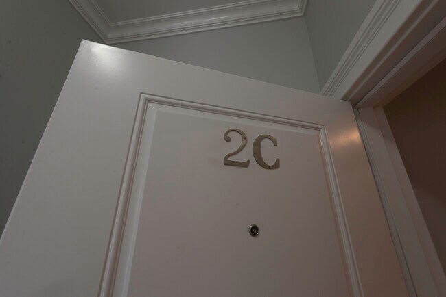 Building Photo - 520 N Western Ave