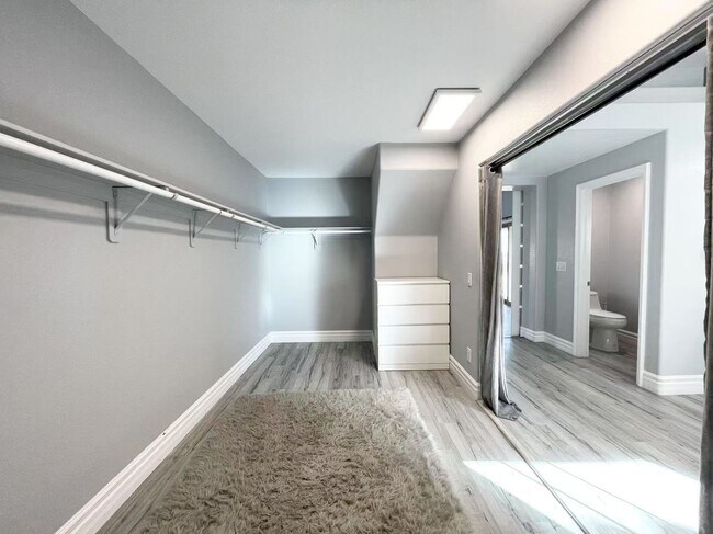 Building Photo - Welcome to a stunning 4-bedroom, 3-bath Home