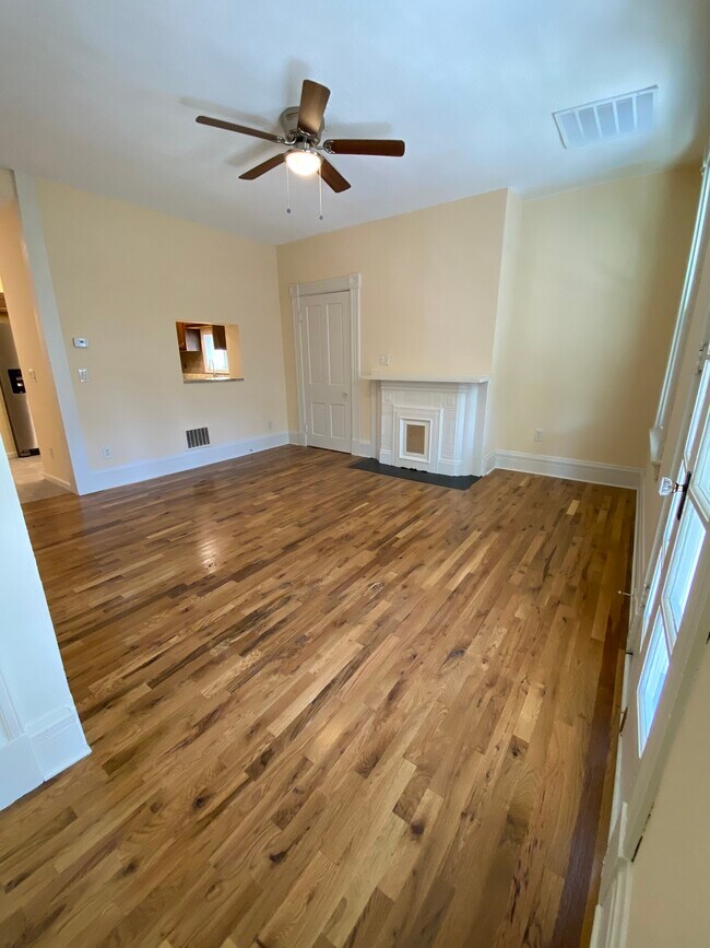 Large living room - 1911 Scott Blvd