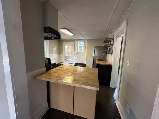 Building Photo - Bright & Spacious 3BR Second-Floor Apartment with 2-Story Living in Rochester!