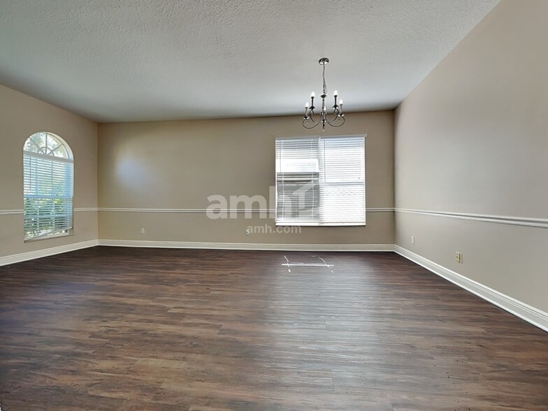 Building Photo - 406 9th St NE
