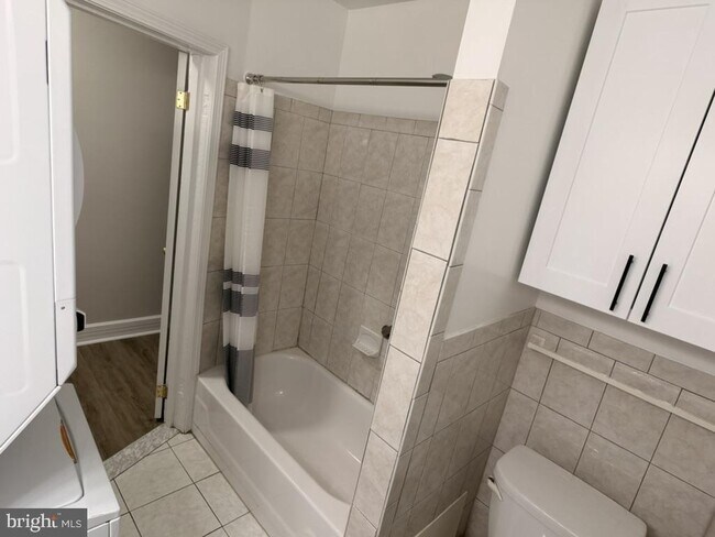 Building Photo - 2917 W Girard Ave