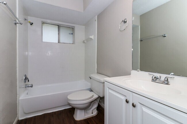 Building Photo - 6527 La Violetta Dr