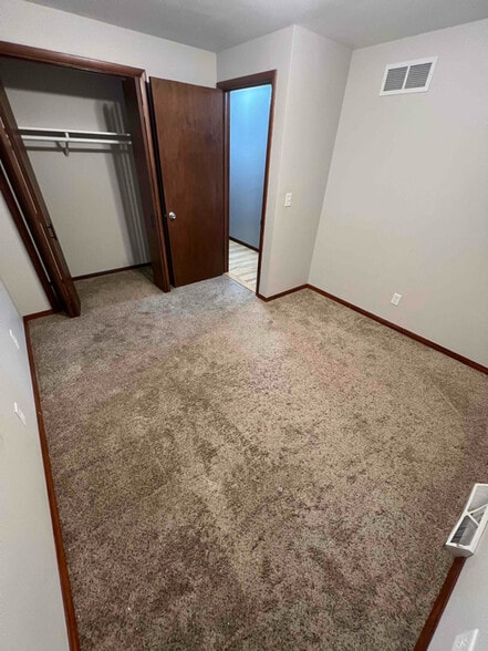 Building Photo - 1827 Sahara Ct
