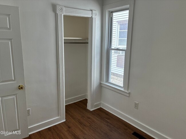 Building Photo - 813 Cutler St