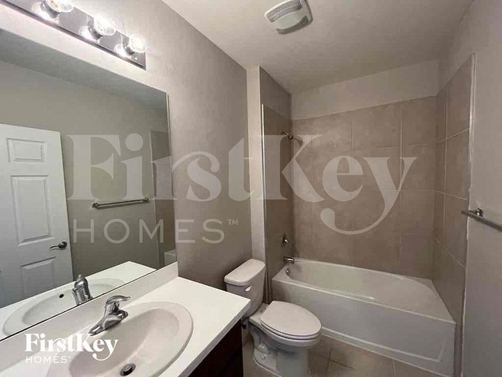 Building Photo - 2820 NW 21st Ave