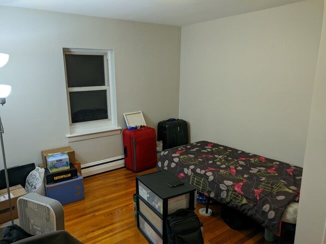 Building Photo - Large 2 bedroom unit near the Green Line.