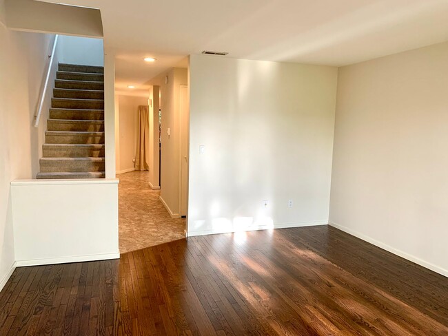 Building Photo - Bright, Airy Madison Valley Townhome