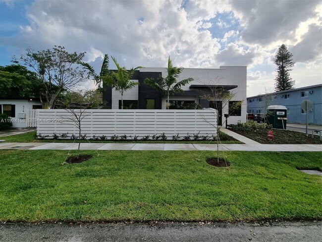 Building Photo - 810 NE 14th Pl