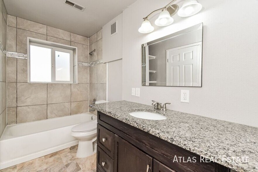 Building Photo - 4340 College View Dr