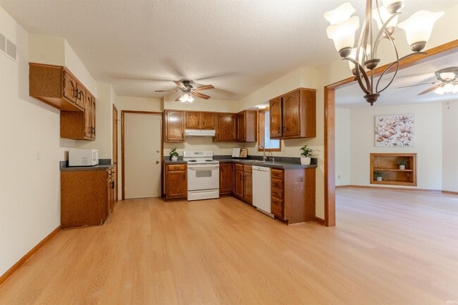 Building Photo - 6800 Oakmont Ct