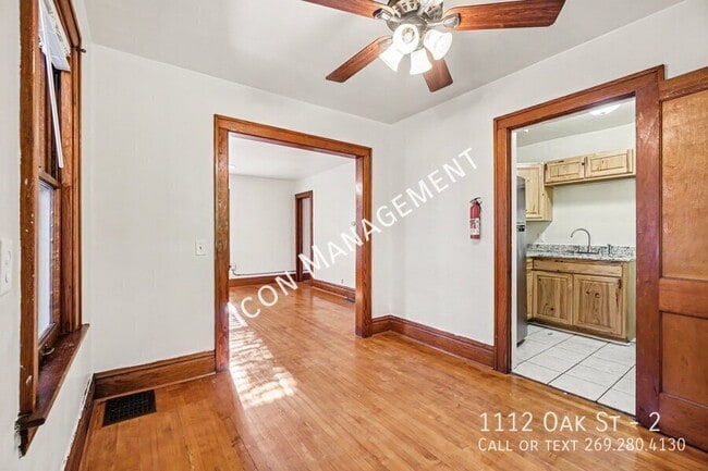 Building Photo - 1112 Oak St