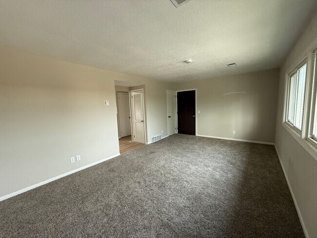 Building Photo - 2606 E Hennepin Ave