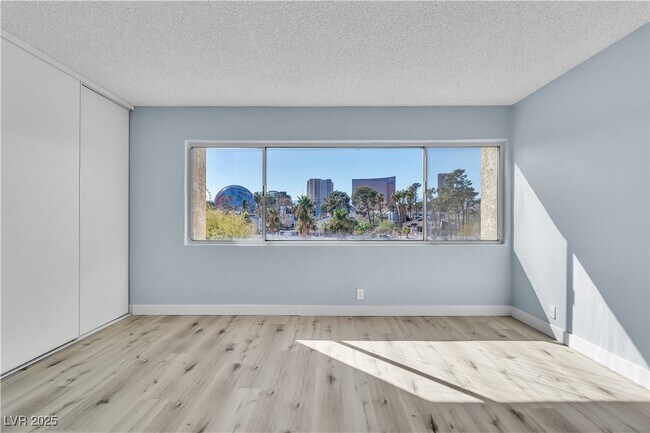 Building Photo - 725 N Royal Crest Cir