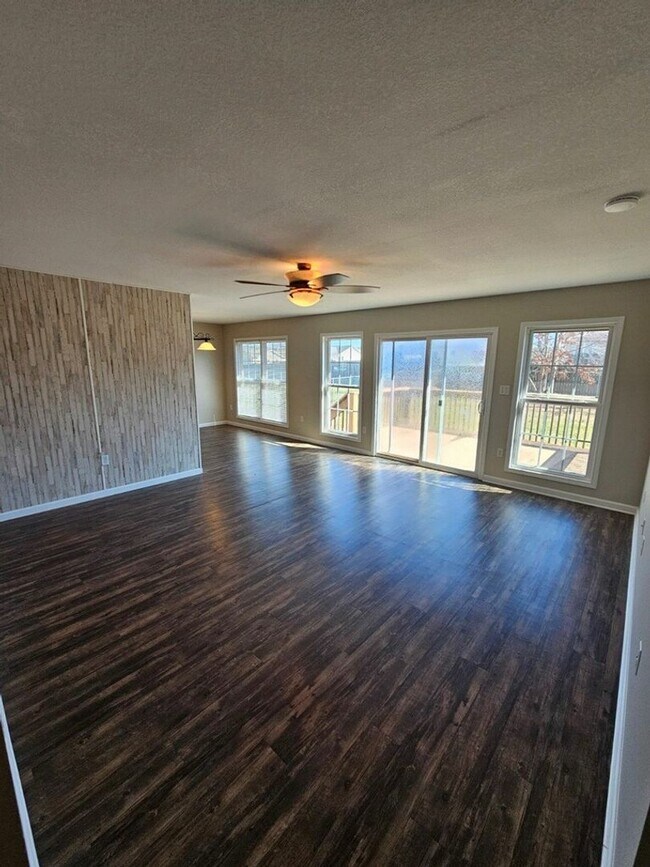 Building Photo - Spacious 3-Bedroom Home in Crossville with 2-Car Garage, Fenced Yard & Porches