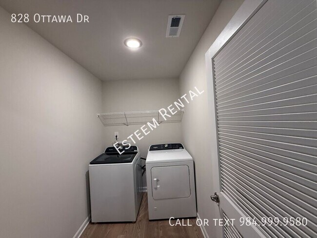 Building Photo - 828 Ottawa Dr