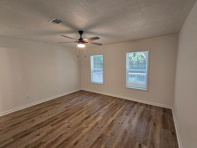 Building Photo - 469 Lawrence Dr