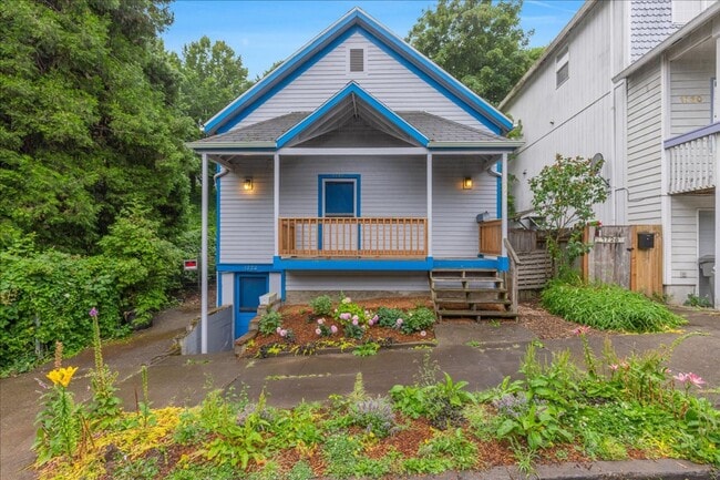 Building Photo - Newly Renovated + Sunny & Bright, 2 Bedroo...