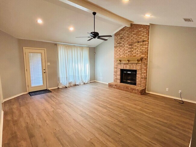 Building Photo - Spacious and Updated Hewitt Home