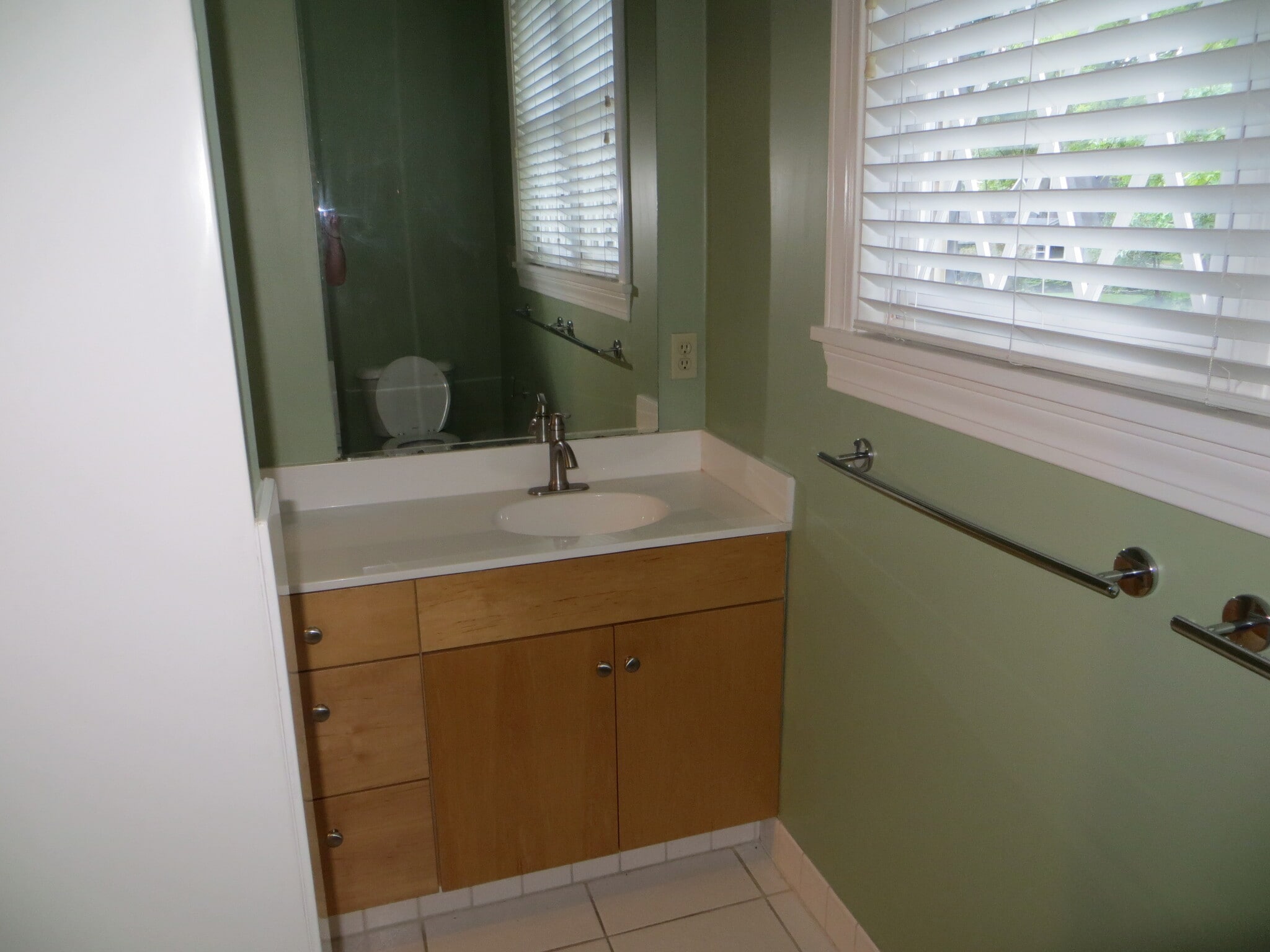 bath vanity - 2115 Gladstone Ave