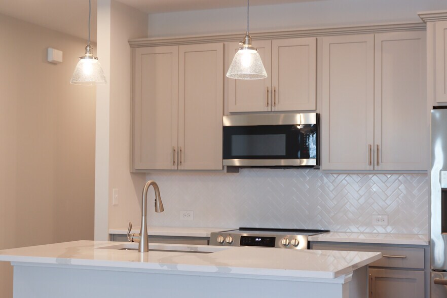 Building Photo - 481 Crown Dr