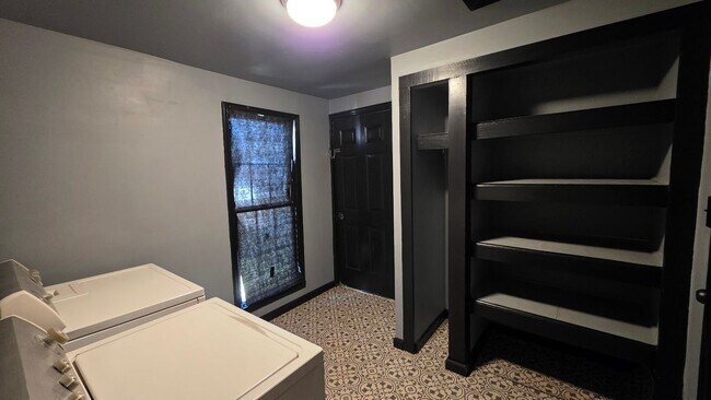 Building Photo - Unique 3 Bedroom Home