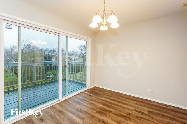 Building Photo - 3317 Fountainbleau Dr
