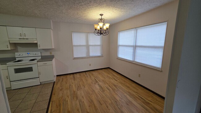 Building Photo - 2 bdrm, 1 1/2 bath home with fenced yard
