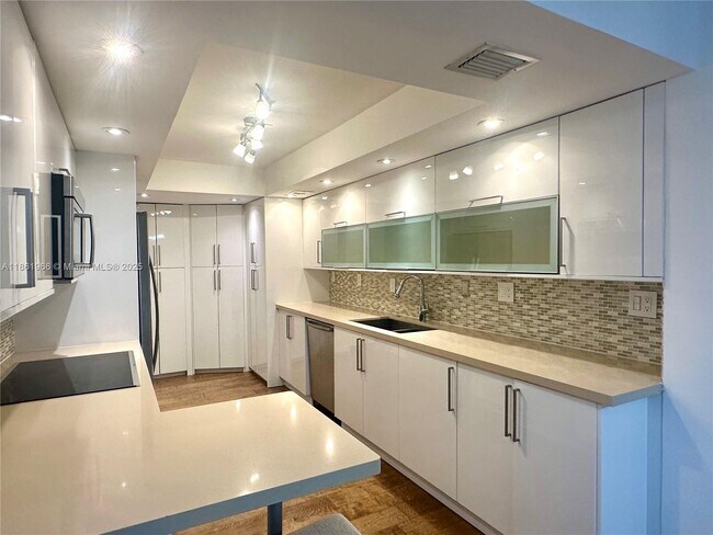 Building Photo - 1121 Crandon Blvd
