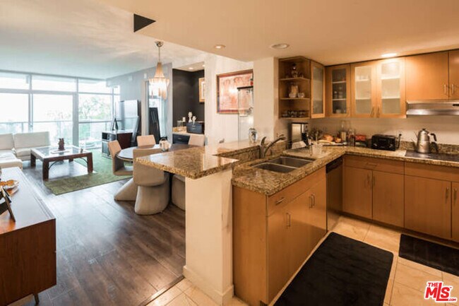 Building Photo - 13700 Marina Pointe Dr