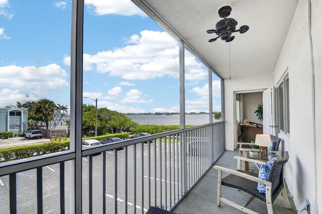 Building Photo - 1502 S Lakeside Dr