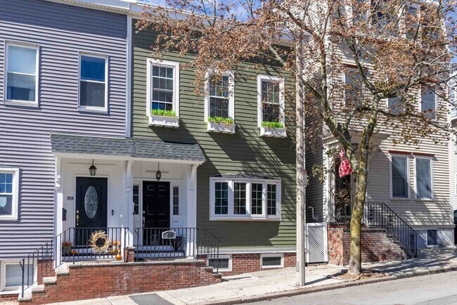 Building Photo - 157 H St