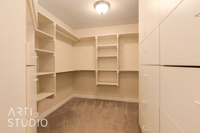 Building Photo - Spacious 4 Bedroom, 3 Bathroom Home for Rent