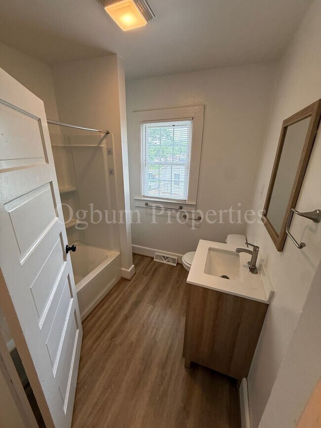 Building Photo - 3867 Leo St