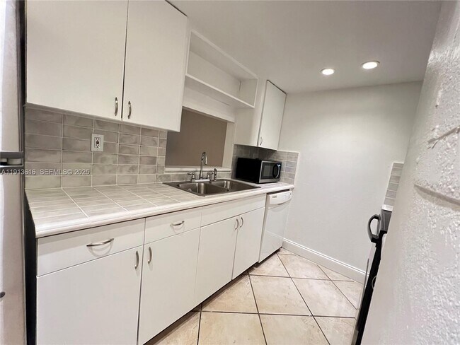 Building Photo - 6315 SW 138th Ct