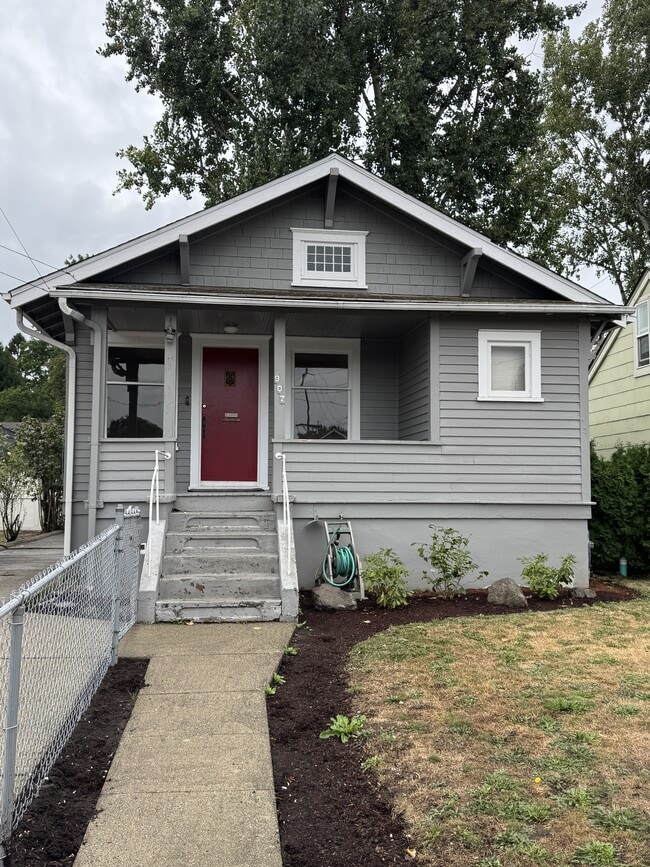 Building Photo - 907 Hewitt Ave