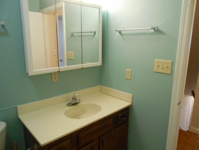 Building Photo - 2 bedroom townhome located one mile to the...