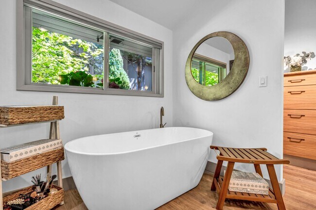 Building Photo - LAKEFRONT LUXURY ON LAKE STANLEY | FULLY FURNISHED + UTILITIES INCLUDED IN GUARDED LAKERIDGE SHORES