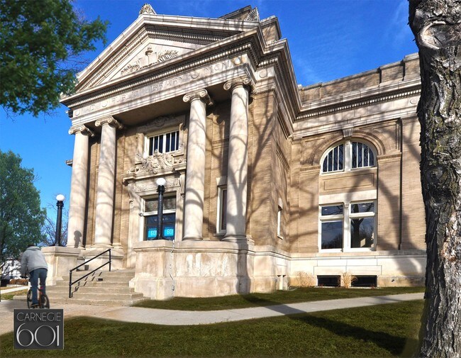 Building Photo - 601 S 5th St